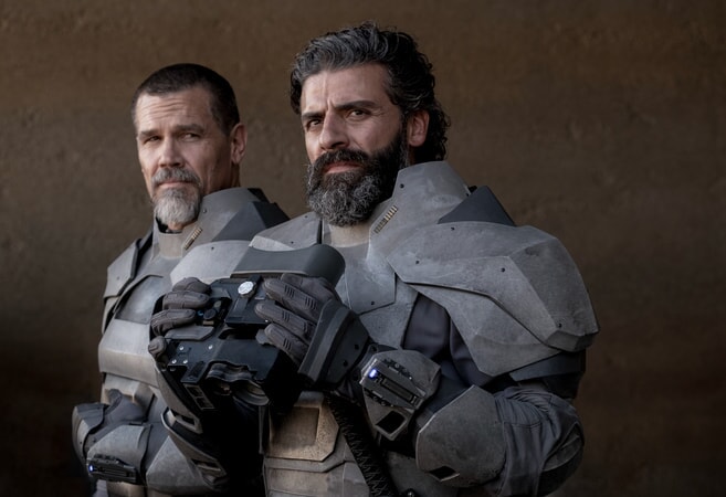 (L-r) JOSH BROLIN as Gurney Halleck and OSCAR ISAAC as Duke Leto Atreides in Warner Bros. Pictures’ and Legendary Pictures’ action adventure “DUNE”